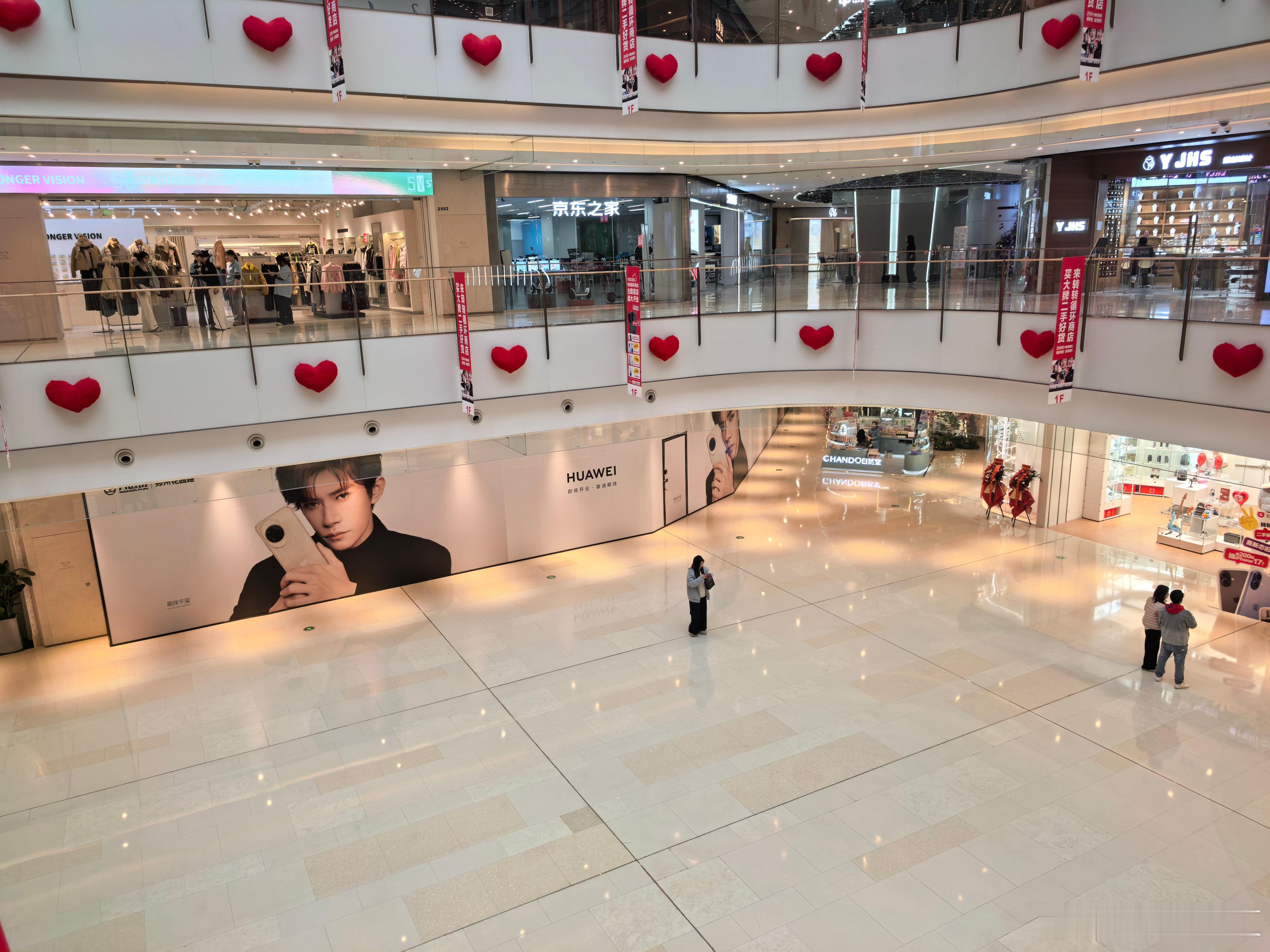 这个商场要开华为店了看样子不小估计要放鸿蒙智行的车 ​​​