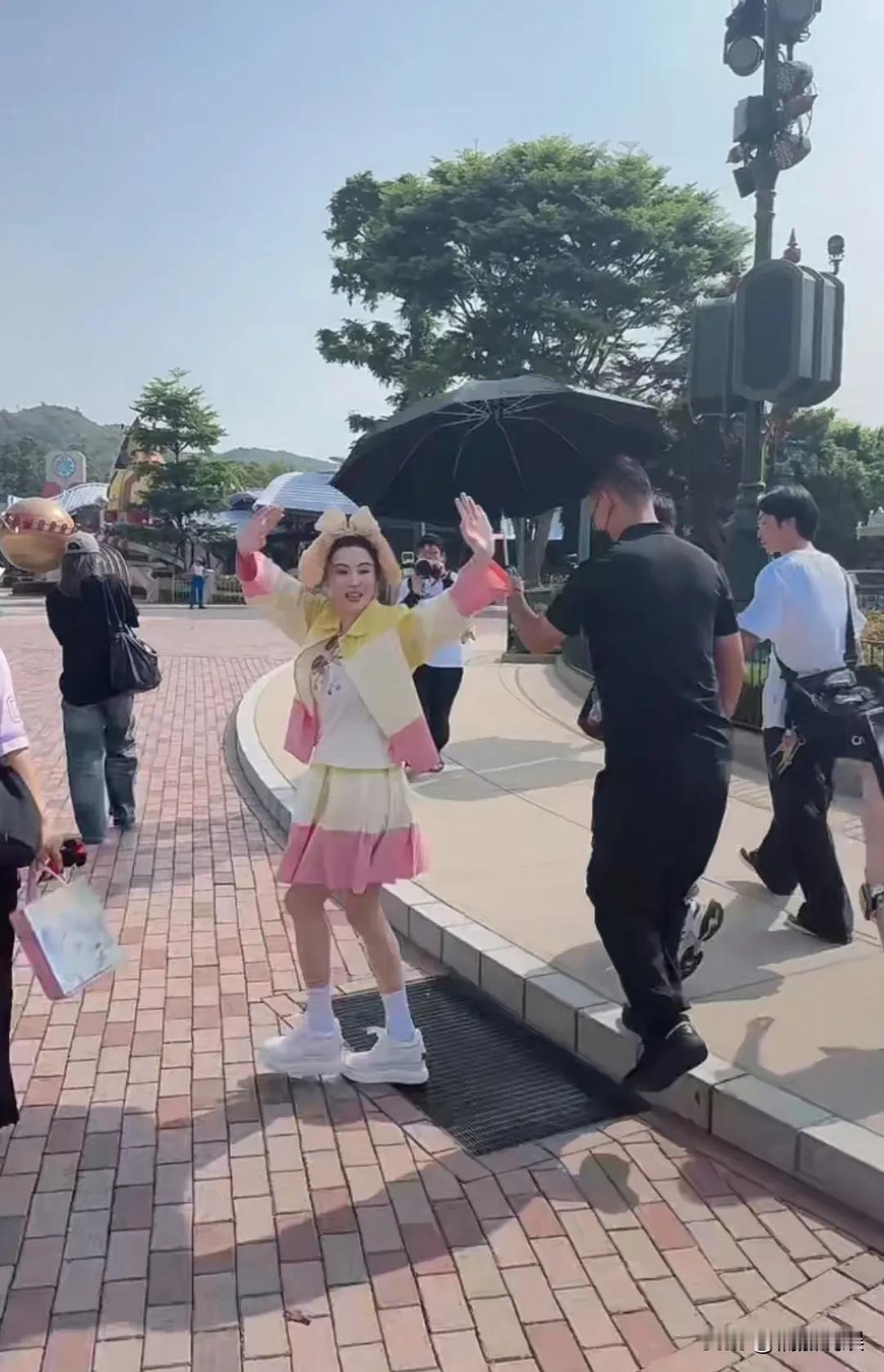 张柏芝现身香港迪士尼，举办粉丝回馈见面会，本人生图超美的，一点也不显年纪。
她打