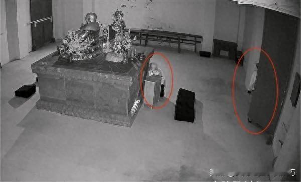 庙里的香火钱也敢偷？上海一男子偷拿寺庙功德箱钱，被警方抓获后竟理直气壮说：“我问