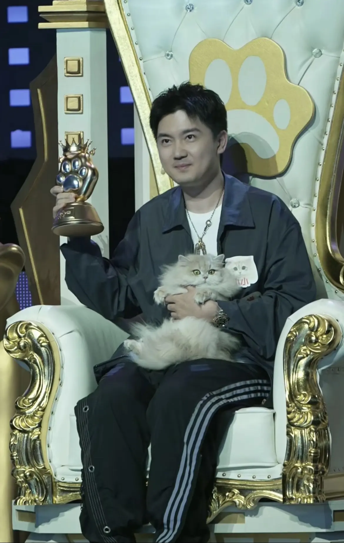 看大家的截图发现猫王大赛小小真的好上镜啊。真的超绝松弛感，怎么拍怎么好...