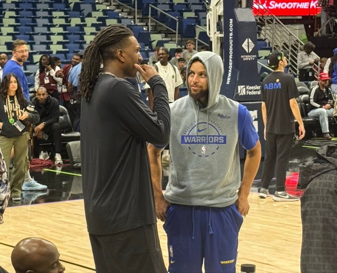 库里和鲁尼赛前进行了长时间的交谈，这是两人之间的首场比赛。两周后，鲁尼将随队来到