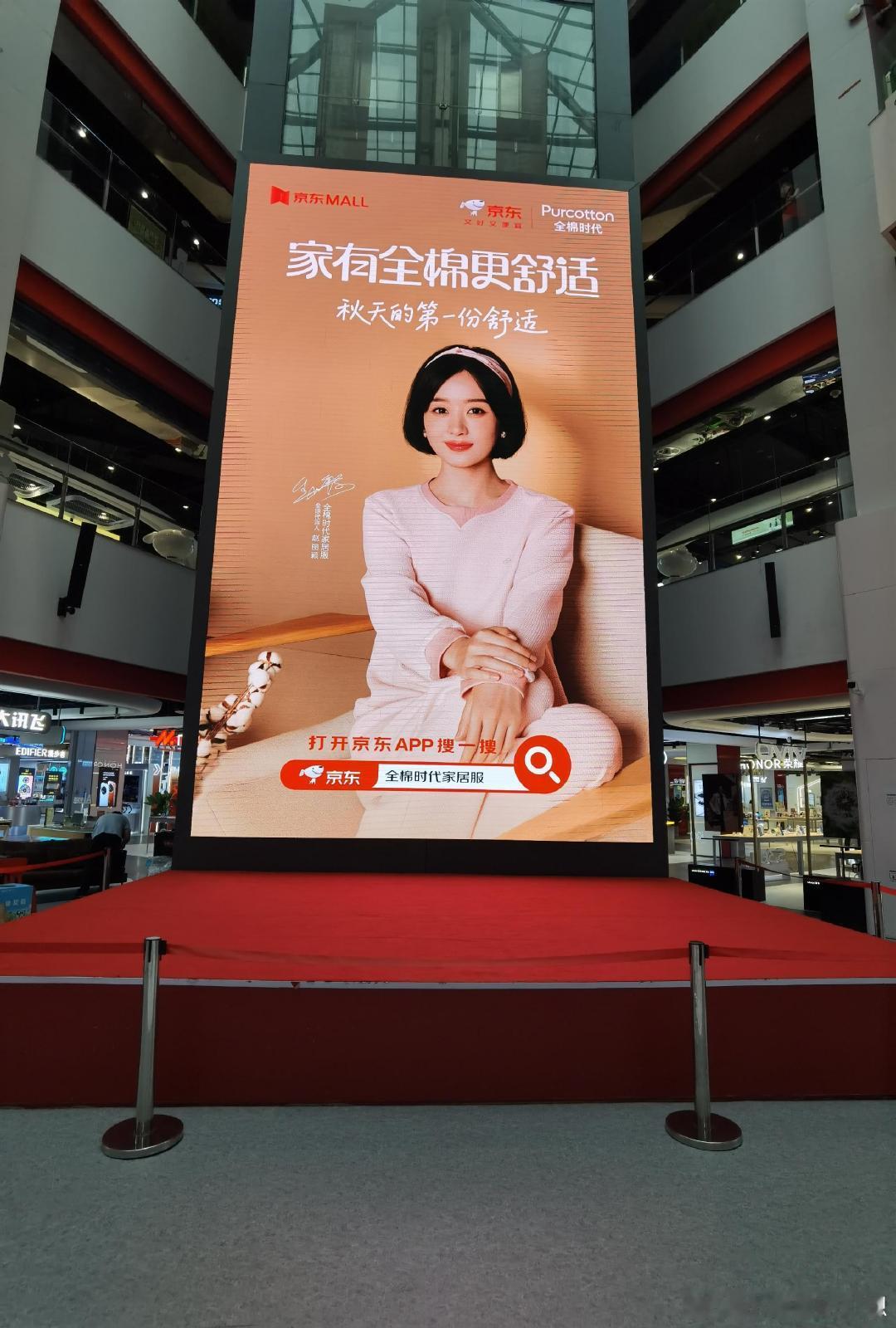 赵丽颖秋天的第一份舒适 和同频的人一起，遇见恰到好处的秋日舒适时光吧！赵丽颖传递