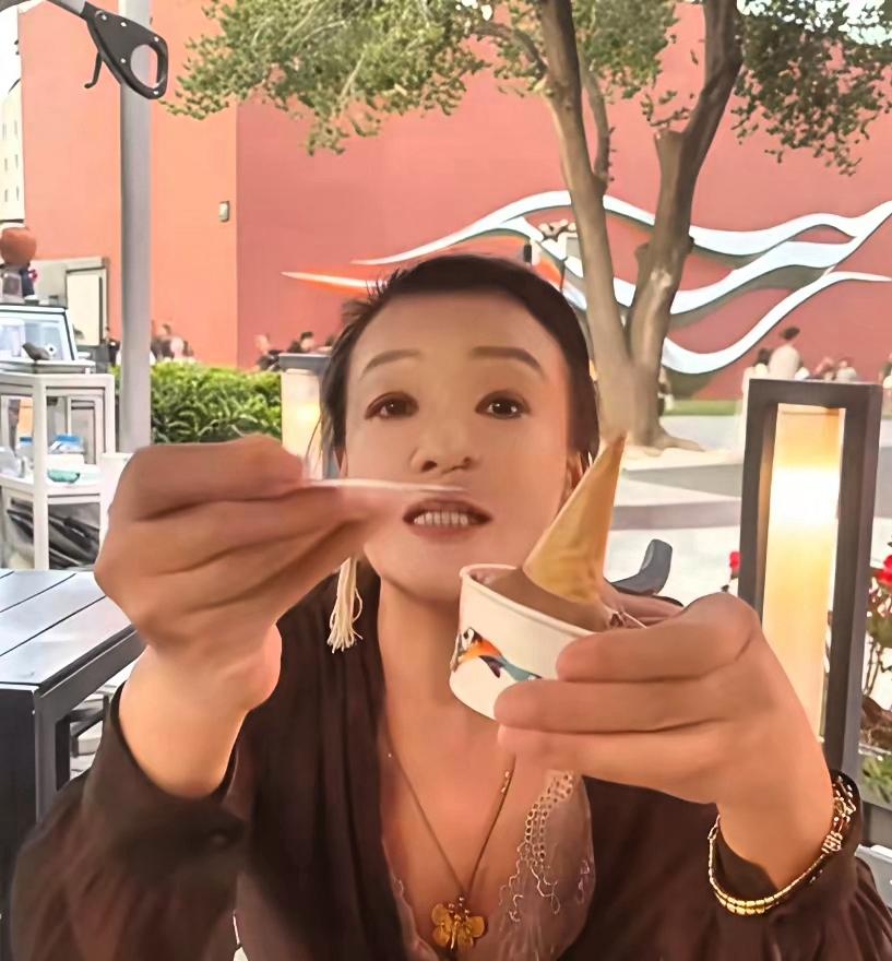 很多人只看见人前光鲜，却很少有人体会男性背负的压力。张兰和闺蜜相约外出，悠闲吃着
