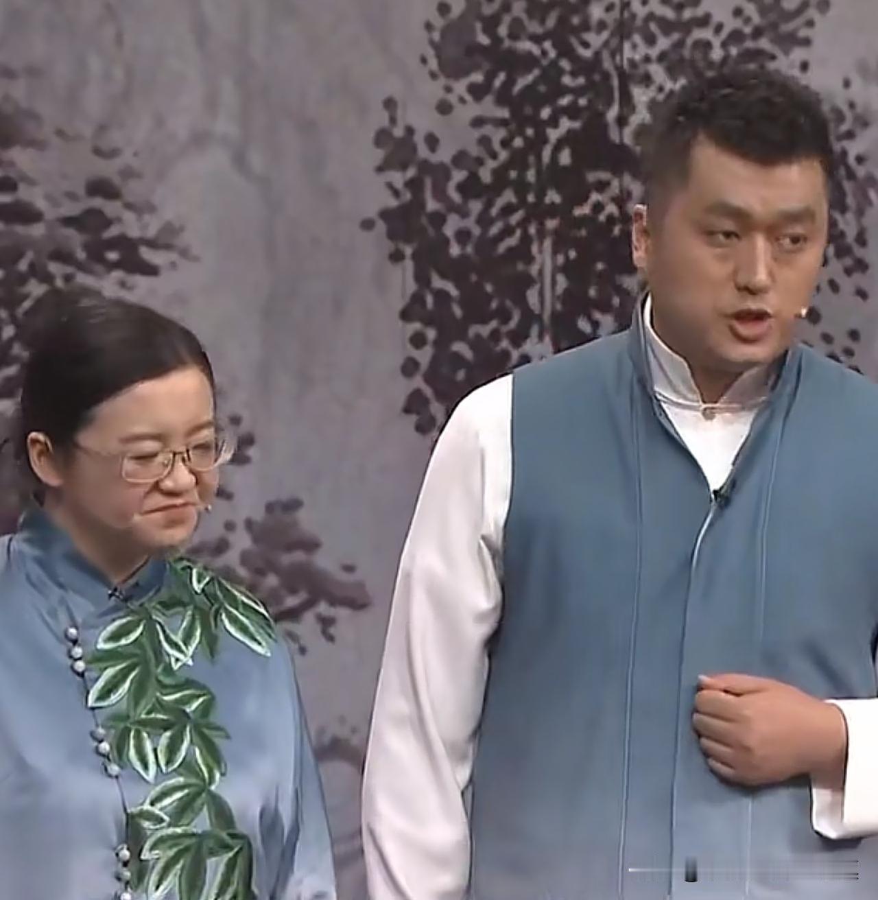 在李宏烨的认知里，他的相声是最正经，包袱最密集的，而郭德纲的相声全是黄段子。那事