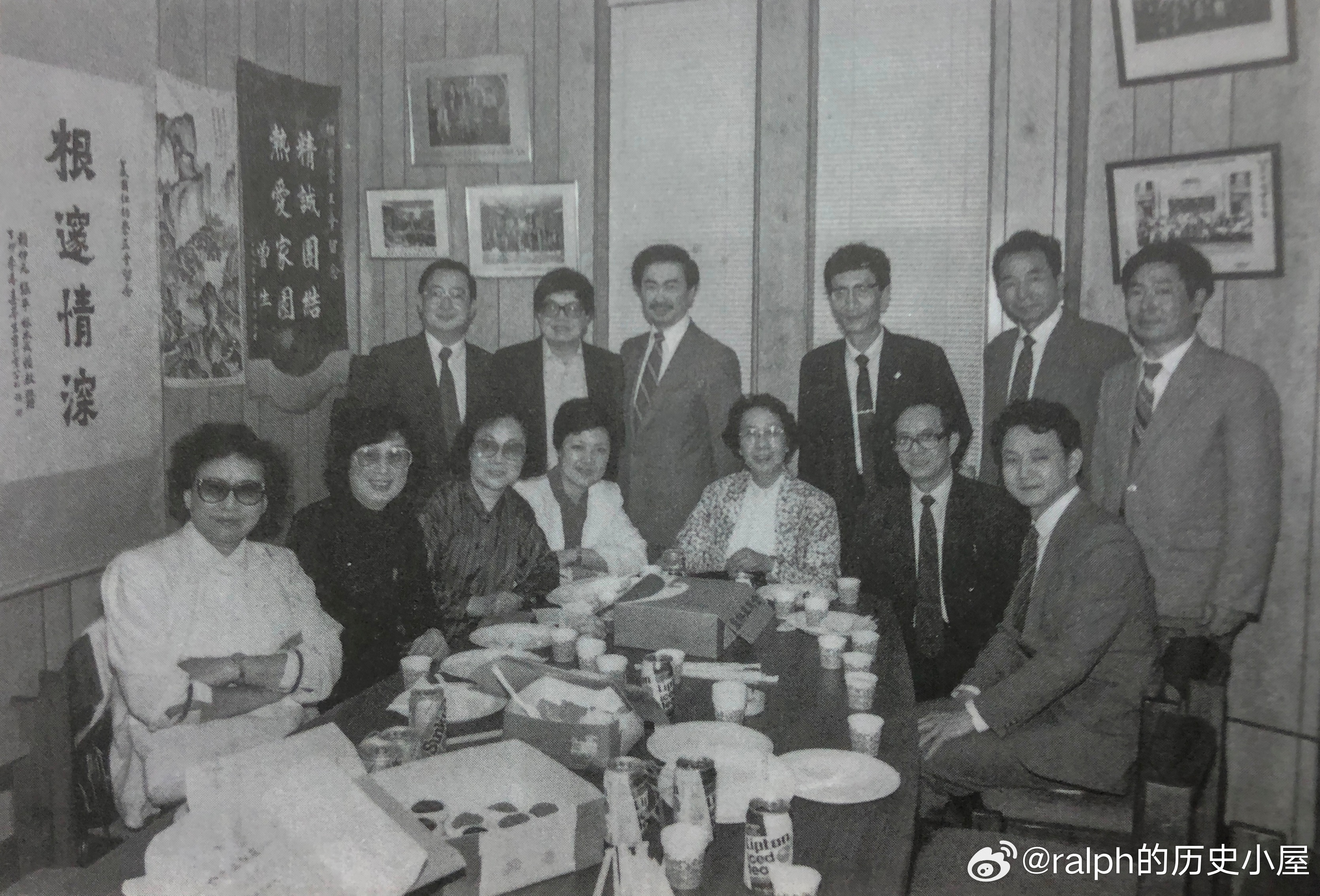 1989年6月赴美演出前合影，前排左起毕春芳、傅全香、范瑞娟、宋金凤、袁雪芬，右
