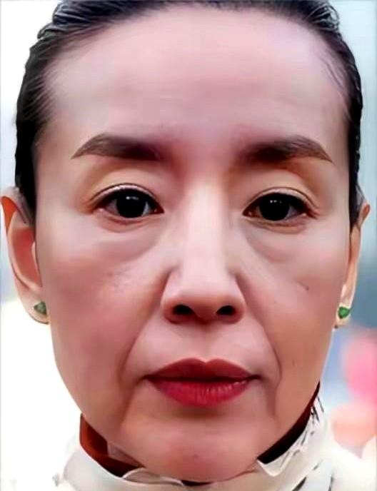 别再拿镜头怼脸照说事儿了。

看到董洁法令纹的截图，我第一反应也是“保养失败了吧