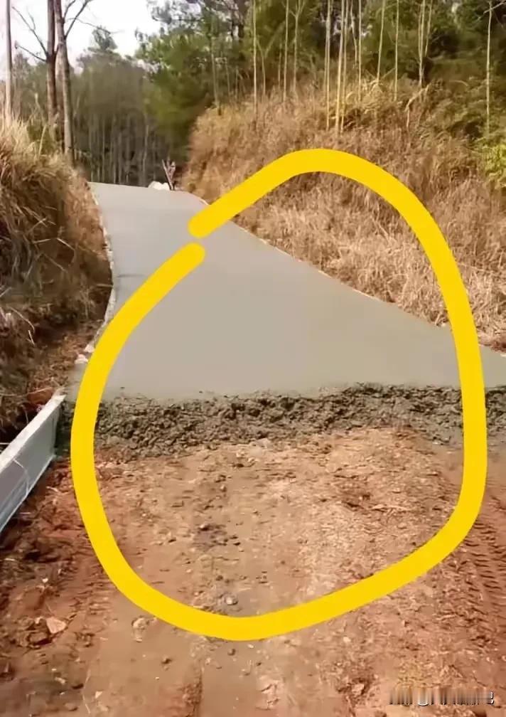 这是农村修的水泥路，
有人说没有下钢筋，
还这么薄，不结实，
说这话的人就是站着