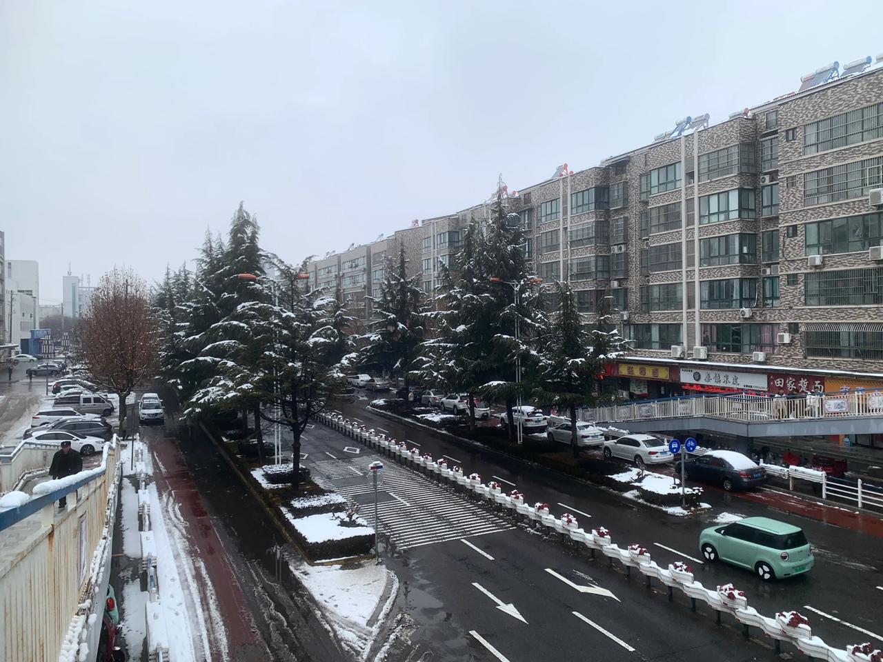 腊月二十五、二十六两天，持续的雨雪天气，把莘城合阳角角落落洗刷了一遍，干干净净过