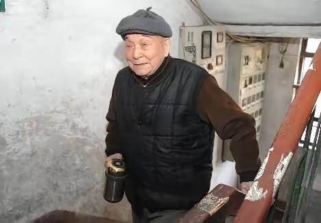 937年，一个日本兵亲眼目睹战友摔死三岁幼童，他疯了一样阻止却被推开。于是，他逃