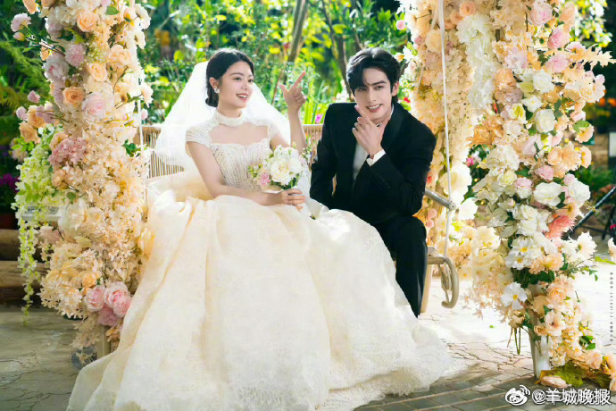 【婚纱照的模版来啦，还不赶快抄作业】爱有千万种模样，婚纱是最浪漫的一种跟着剧中人