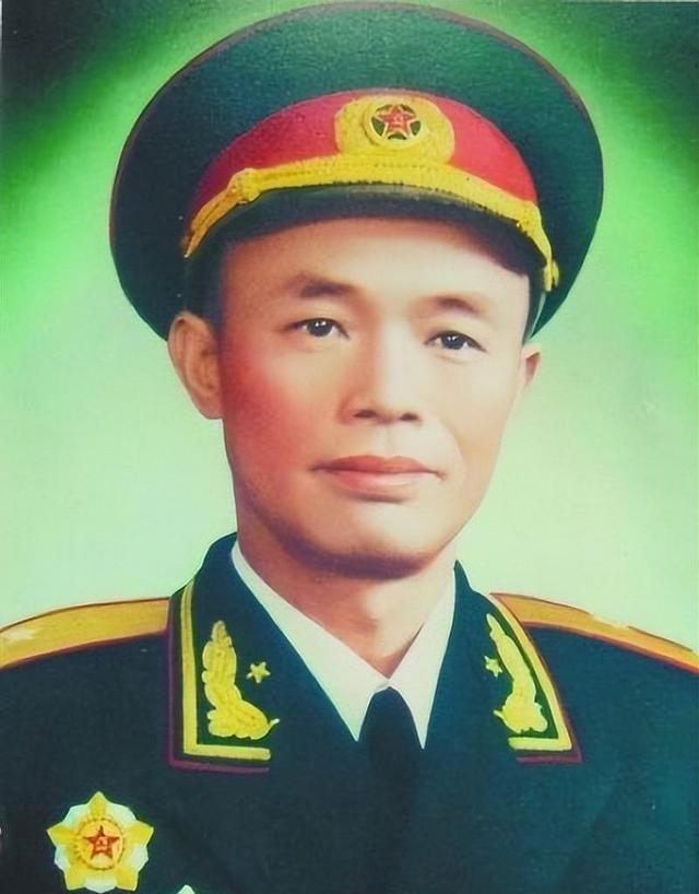 1967年，钟伟被人装进麻袋，丢进江水中，他拼命挣扎，才挣脱麻袋上了岸。上岸后，