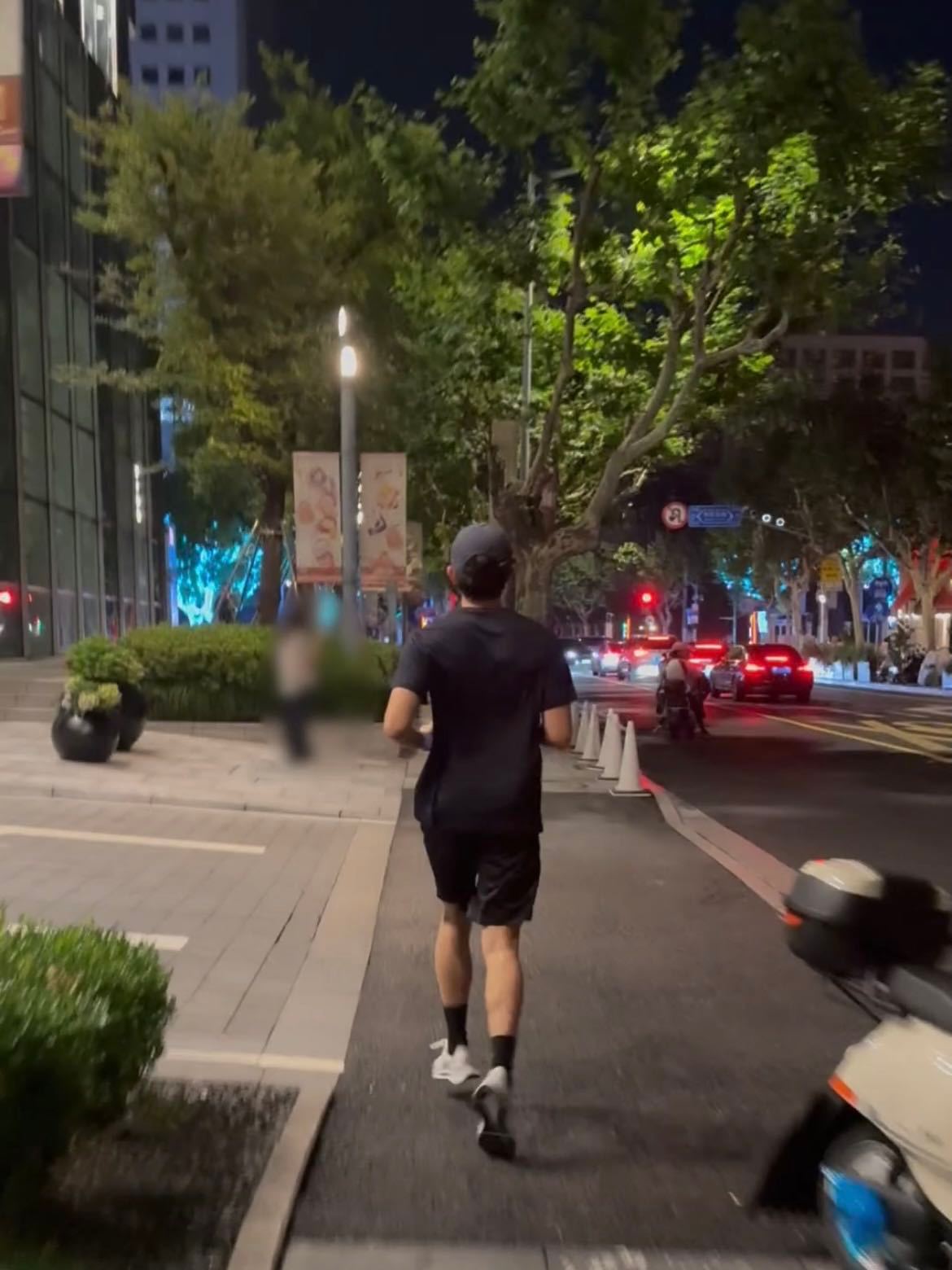 吴磊夜跑此时有一位猛女落下了激动的泪水！好想你啊 ​​​