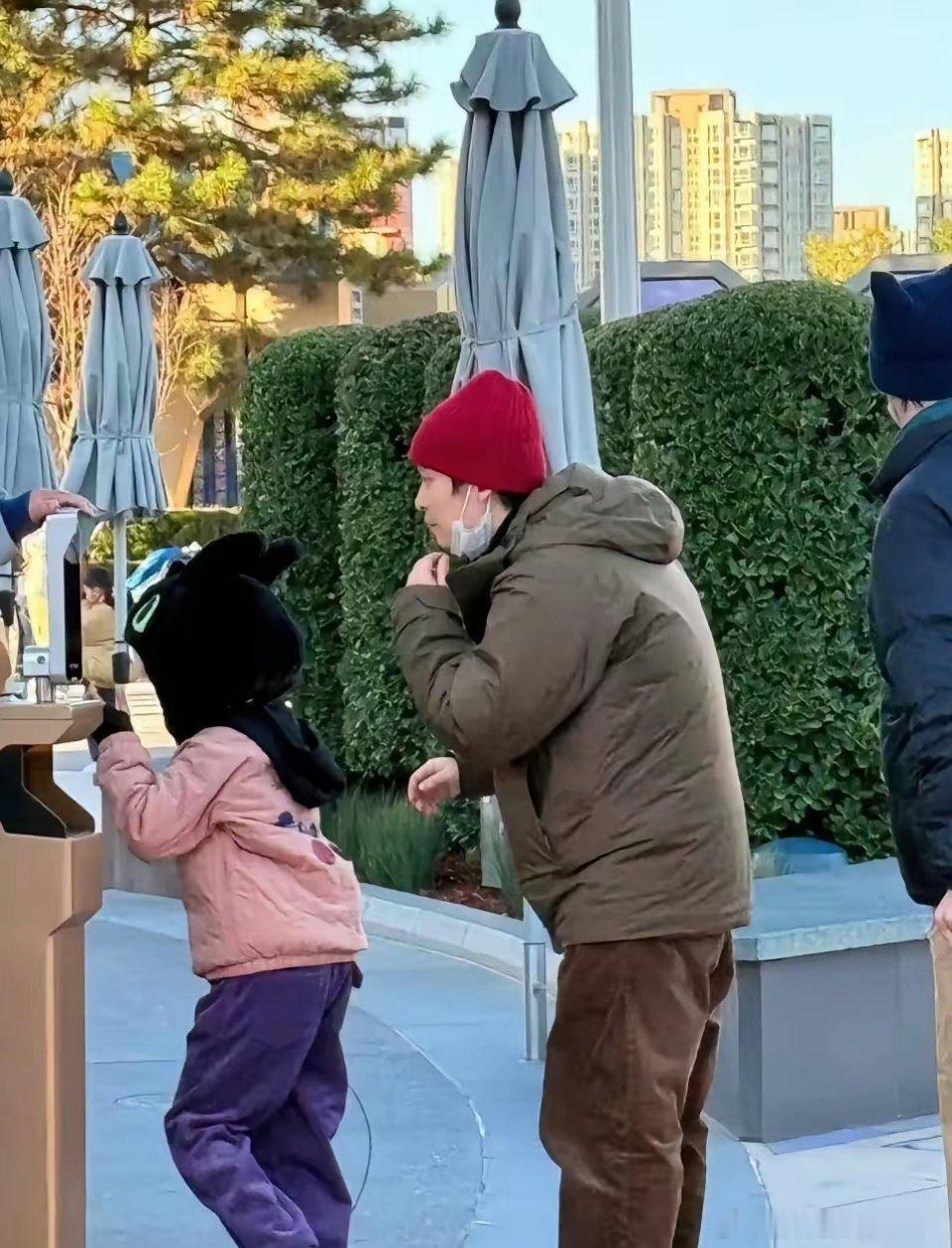 董子健和孙怡的女儿董大福今年8岁了，长得特别像妈妈孙怡，一双大长腿很抢眼。董子健
