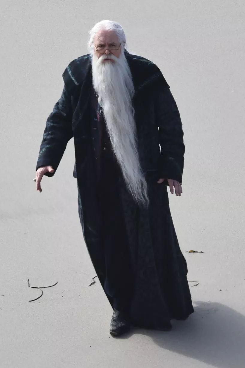 HBO剧版哈利波特曝光全新片场照——约翰·利思戈扮演的邓布利多现身了！！！感觉如