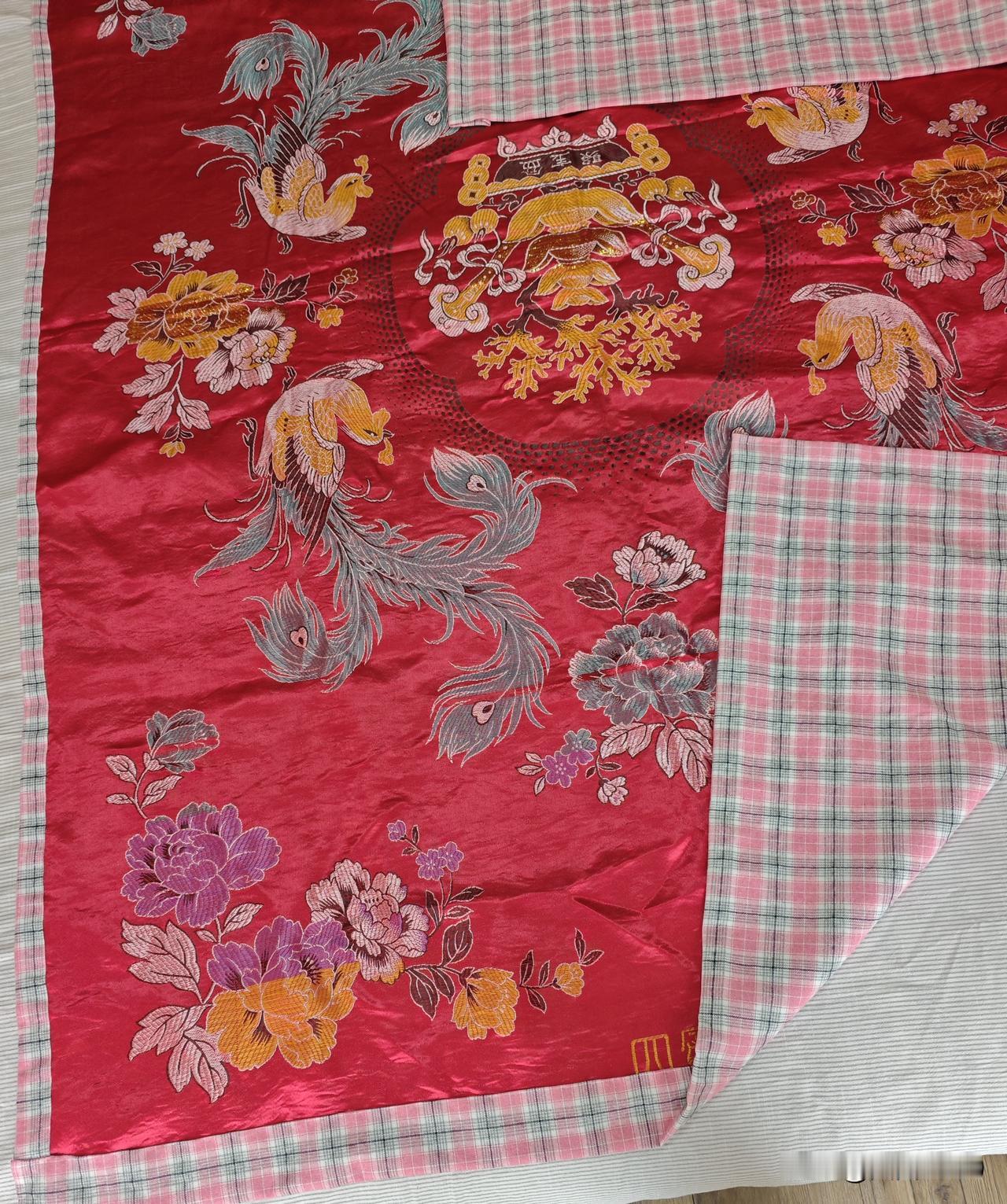 上午干了几个小活，图一图二图三中这个背面40多年了。

结婚时候的被面，那个时候