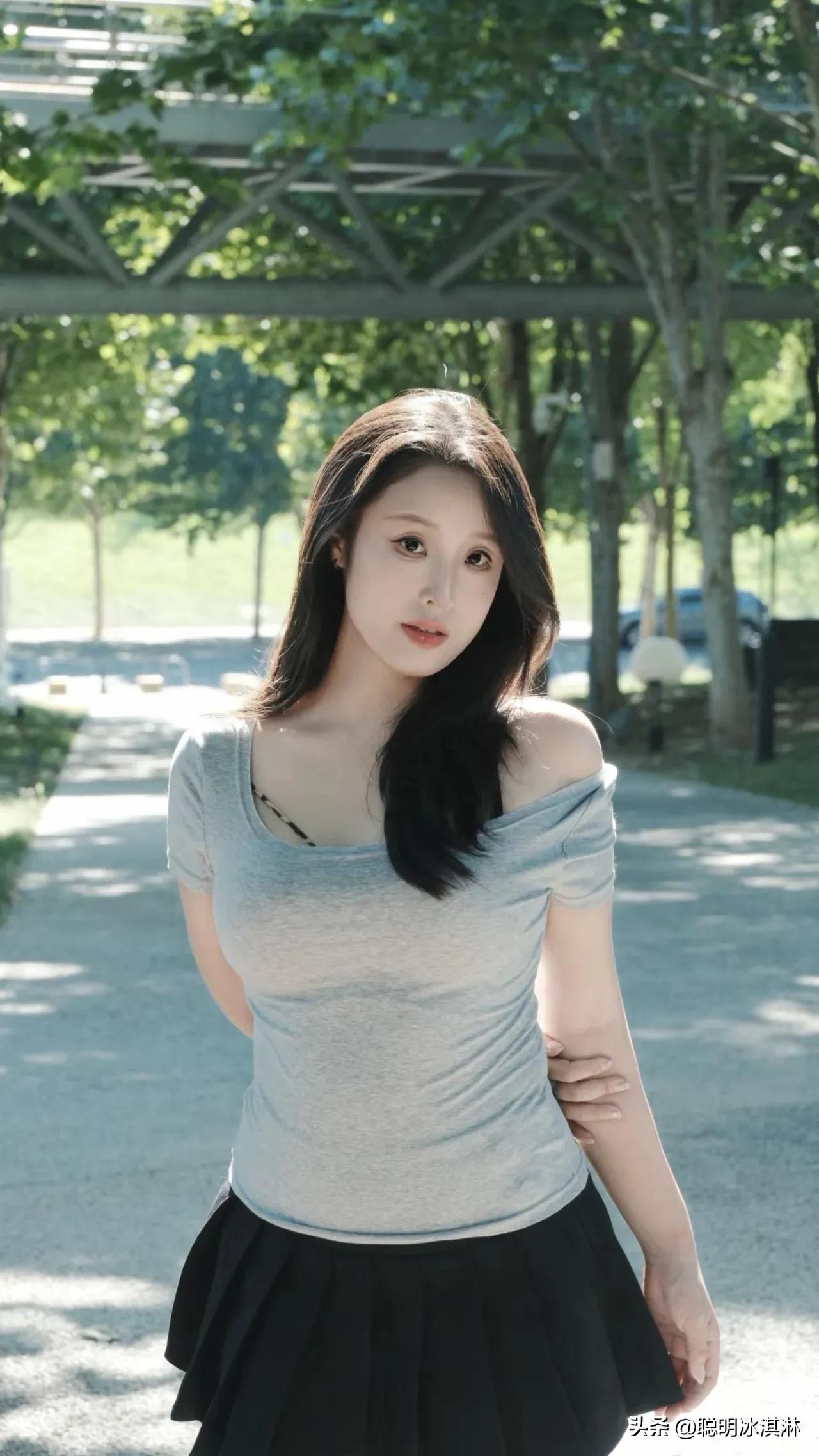 阳光轻熟女孩，
是温柔与力量的完美融合。  
清晨一杯咖啡
午后一本好书，  