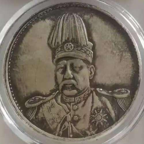 银元的包浆都是银元在长期流通过程当中，通过和自然接触磨损氧化形成的保护层，所以银