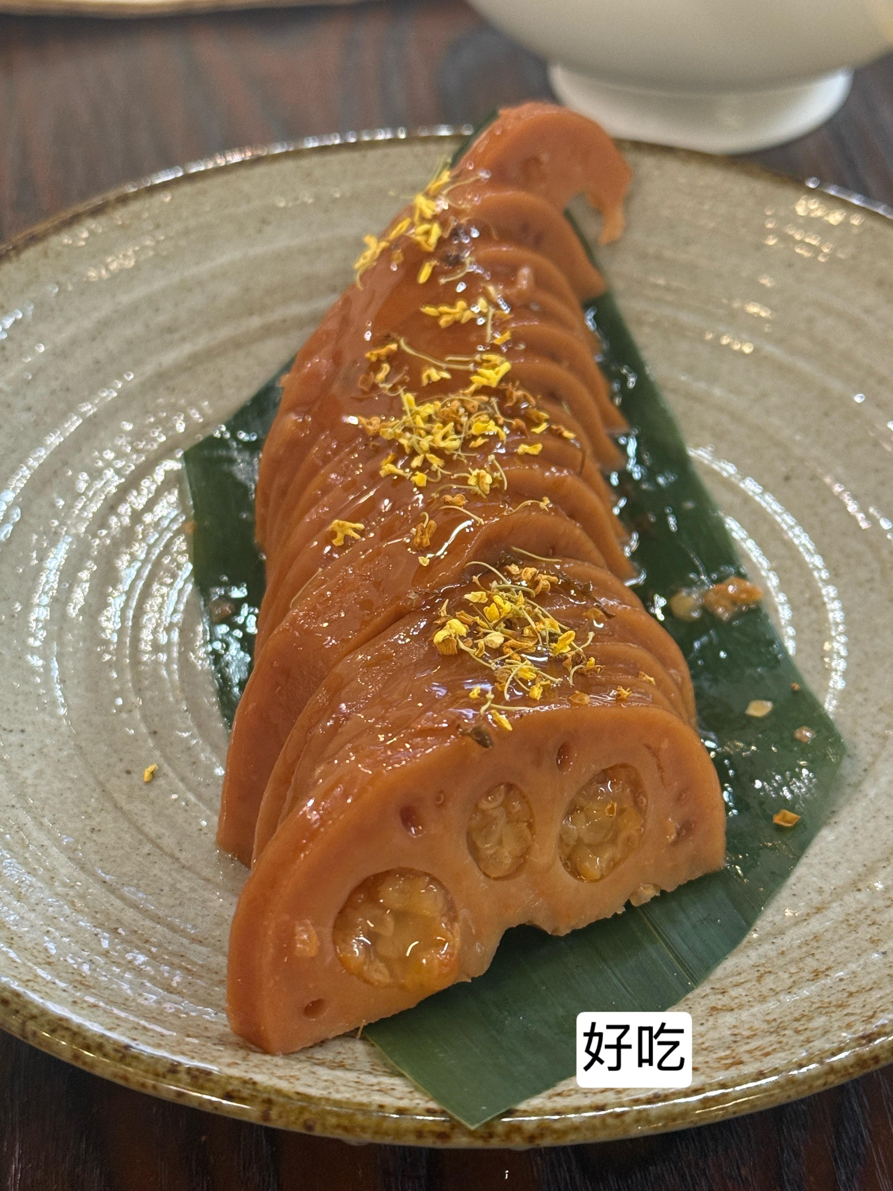 散步路过的饺子店老板很骄傲的说我们家都是自己做的，没有外面的东西。据我观察这家店