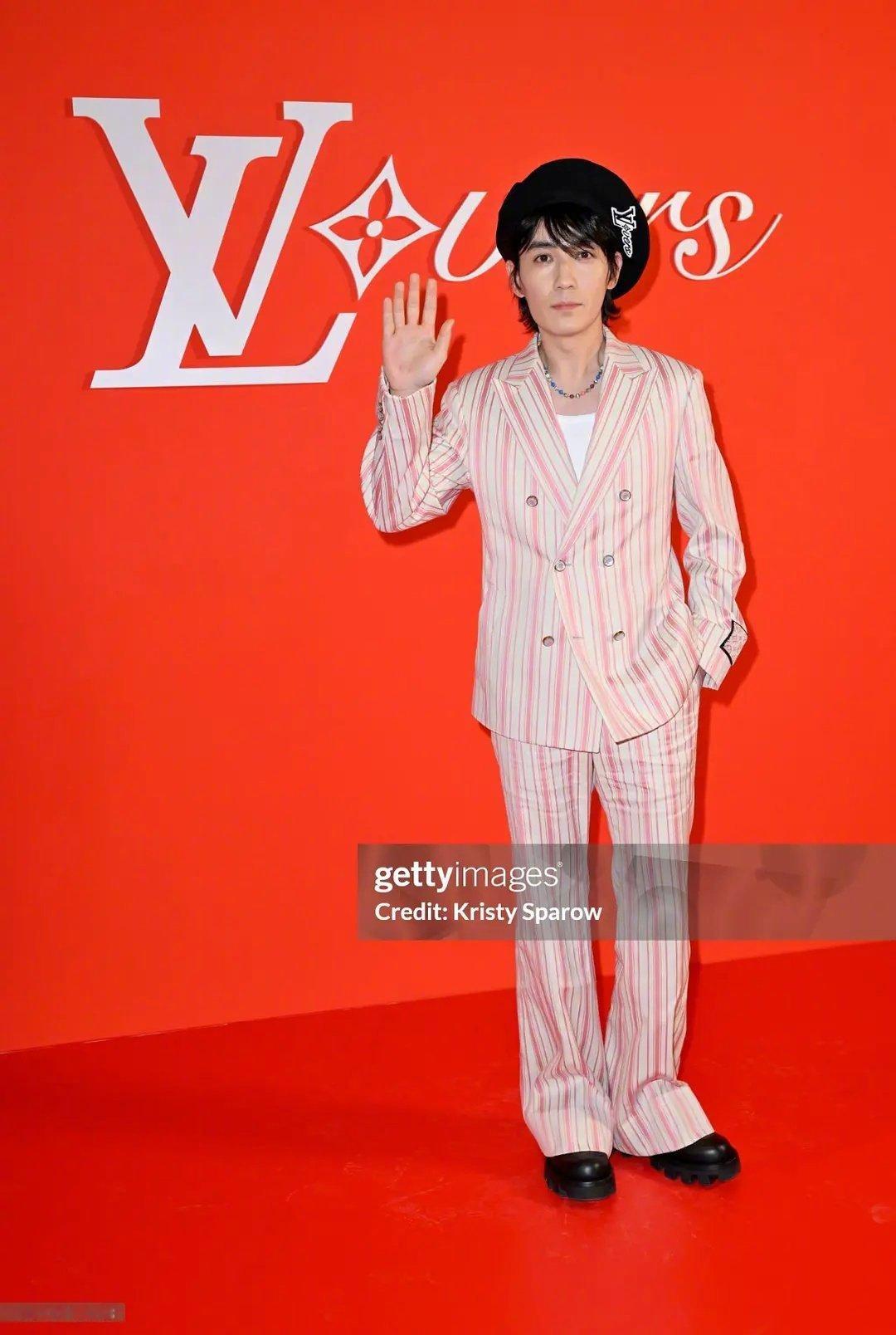 #朱一龙粉白条纹套装#救。。这个比例怎么那么奇怪 ​​​
