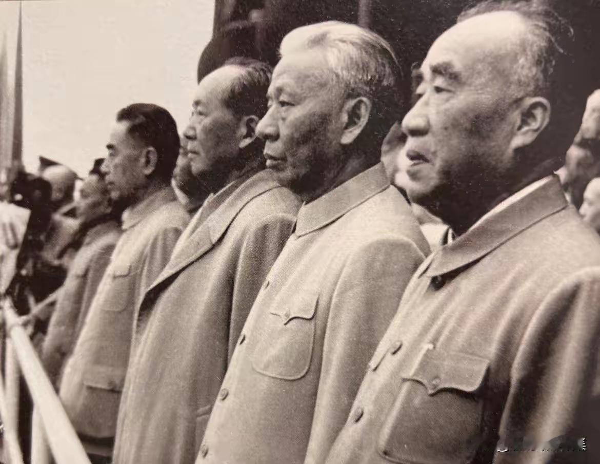 中国伟人到老腰杆不弯，骨子里全是家国风骨
 
不知道大家有没有发现一个细节：咱们