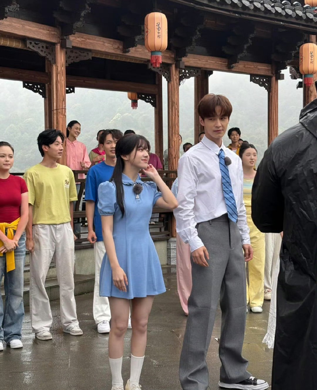 何与包上恩衣服像情侣装何与包上恩俊男靓女 何与、包上恩五四录制晚会的衣服好搭呀，