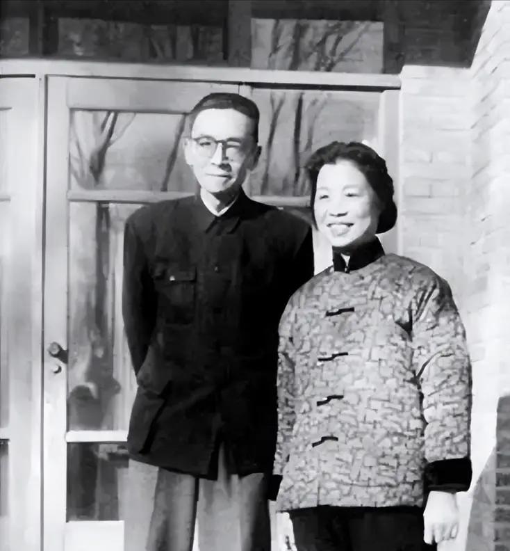 林徽因去世7年后，61岁的梁思成娶了小自己27岁的林洙。一天，林洙趁梁思成不在家