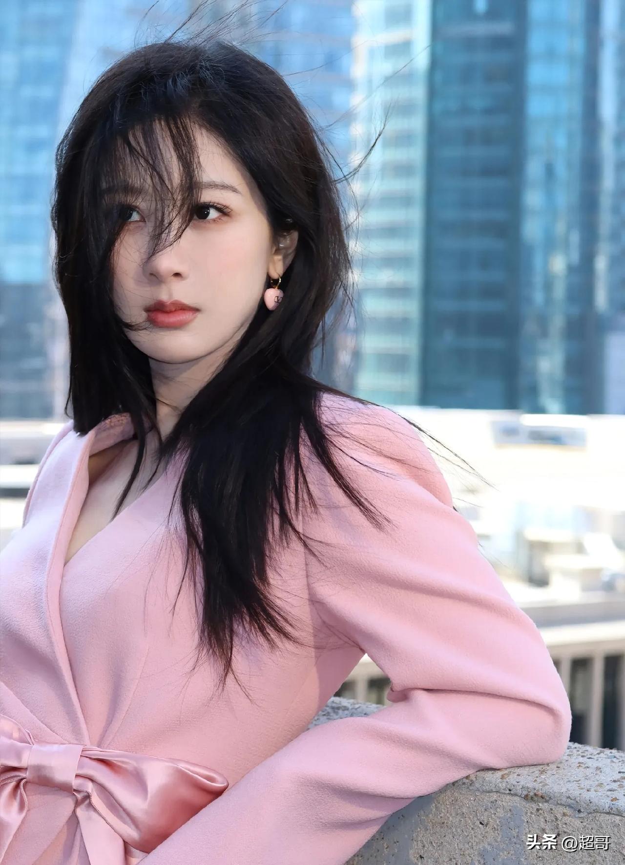 赵丽颖、刘诗诗、杨紫，这三位女演员各有魅力，真让人难以抉择。
杨紫是童星出身，从