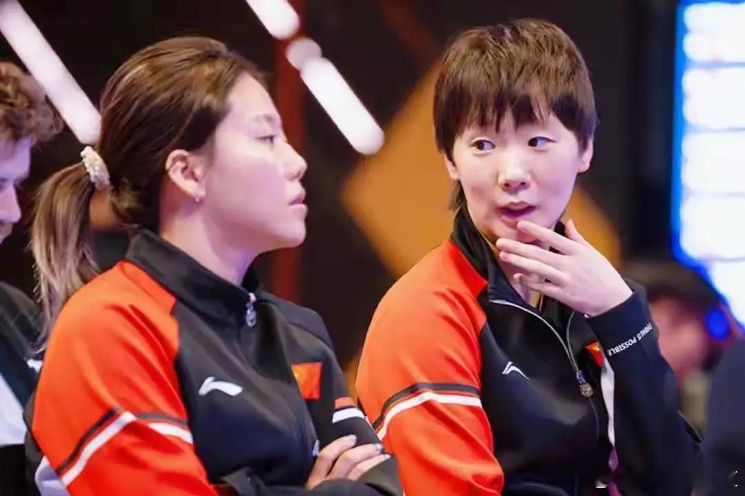 抽签仪式，曼昱心里七上八下紧紧盯着抽签屏幕。   曼昱手指尖抵着下颌，她侧过脸对