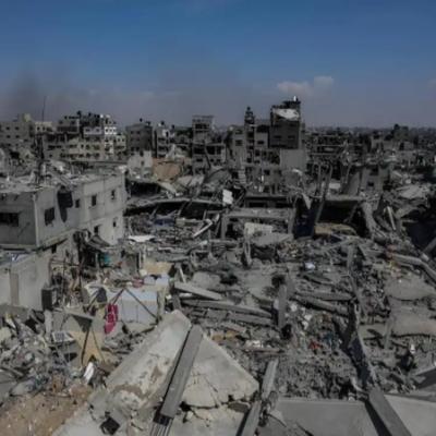 防空洞的灯整夜亮着，比以往更亮。
这画面有点讽刺。
一个把安全刻进骨子里的国家，