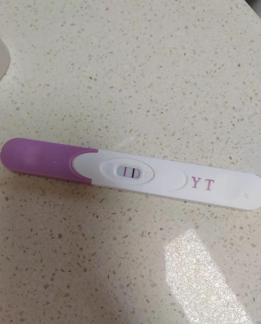 这个月月经超了六七天了，莫非怀孕了，买了个验孕棒试了一下。天啊，我真怀孕了呢！这