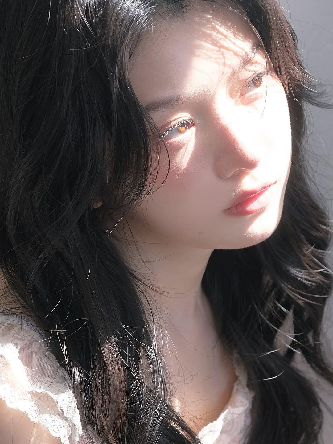 阳光洒落，温柔侧颜，黑发飘逸，唯美瞬间