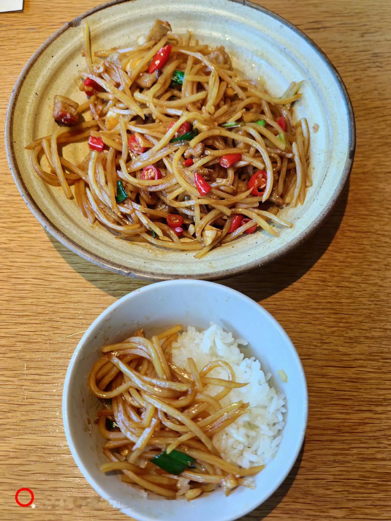 老胡爱吃土豆丝。原产南美的土豆，中国人有了截然不同的吃法。小时候母亲就给我和妹妹