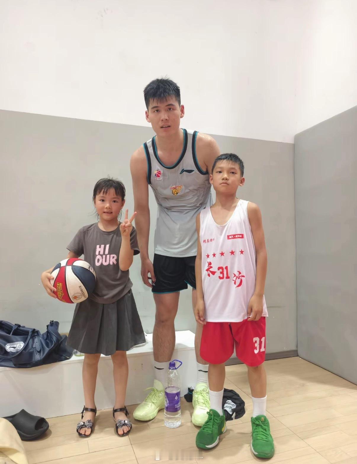 陈家政昨天在长沙参加了李宁中国小学生篮球联赛的训练营活动，指点训练并跟孩子们合影