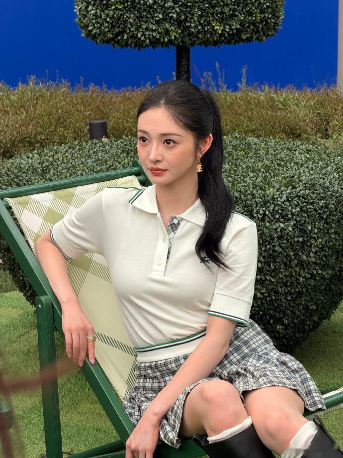 周洁琼大小姐驾到周洁琼财阀千金既视感 简约白POLO搭配格纹百褶裙，基础款穿搭穿