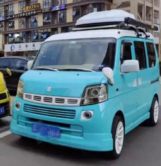 外清新内简洁，铃木浪迪改装床车旅行，低成本打造露营车自驾游。这是一台铃木浪迪小面