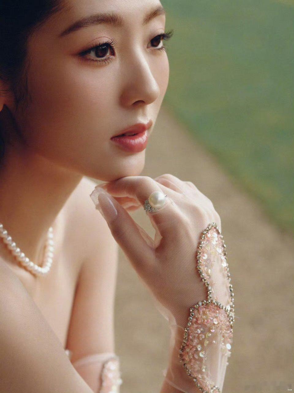 邢菲今天的礼服小tips邢菲穿了一朵荷花在身上 邢菲尖叫之夜造型太会选！荷花元素