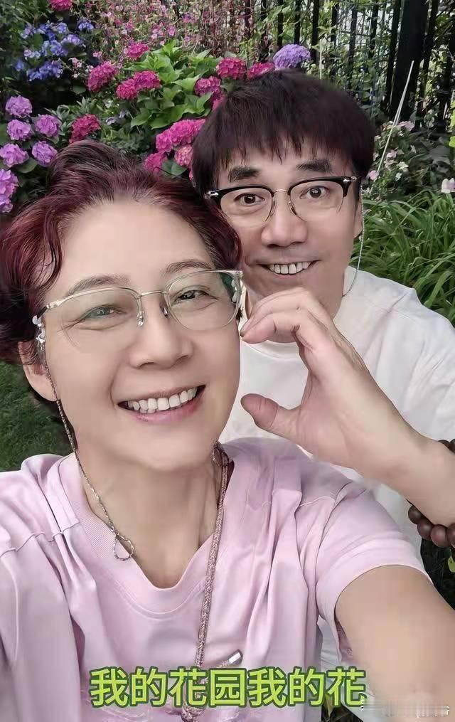 61岁范明和大六岁富婆妻秀恩爱，南京别墅曝光，花园上百平带泳池！ ​​​