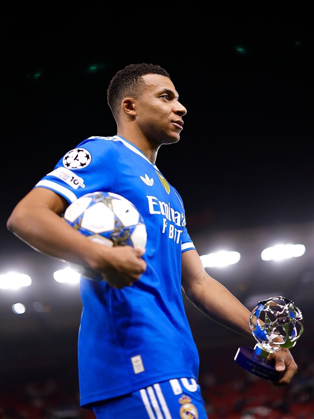 姆巴佩  IG更新：永远在一起✊🏽 ¡HalaMadrid!Siempre j