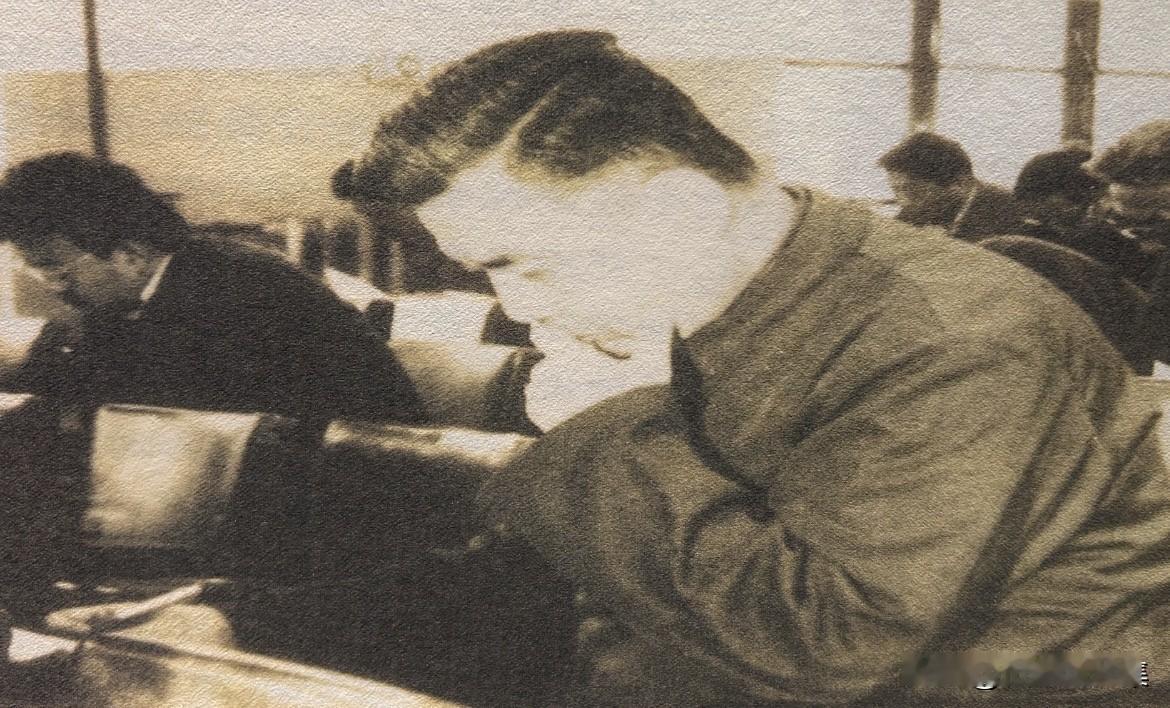 1981年，邓稼先已身患癌症，且因辐射伤害身体极度虚弱。当时，他所在的核工业部第