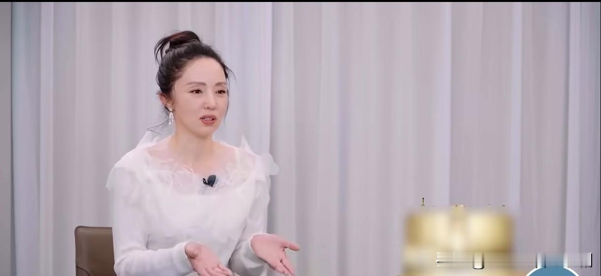 其实董璇一点儿都不是恋爱脑，他很清醒的张唯一试探的提出将两个人的财产归一个人管。