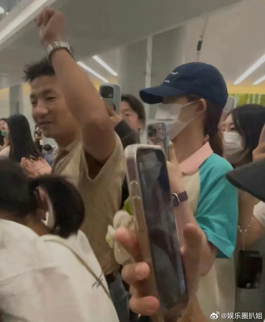 卢昱晓机场被人敲头从机场画面中看到，卢昱晓是在毫无防备的情况下，一名陌生男子冷不