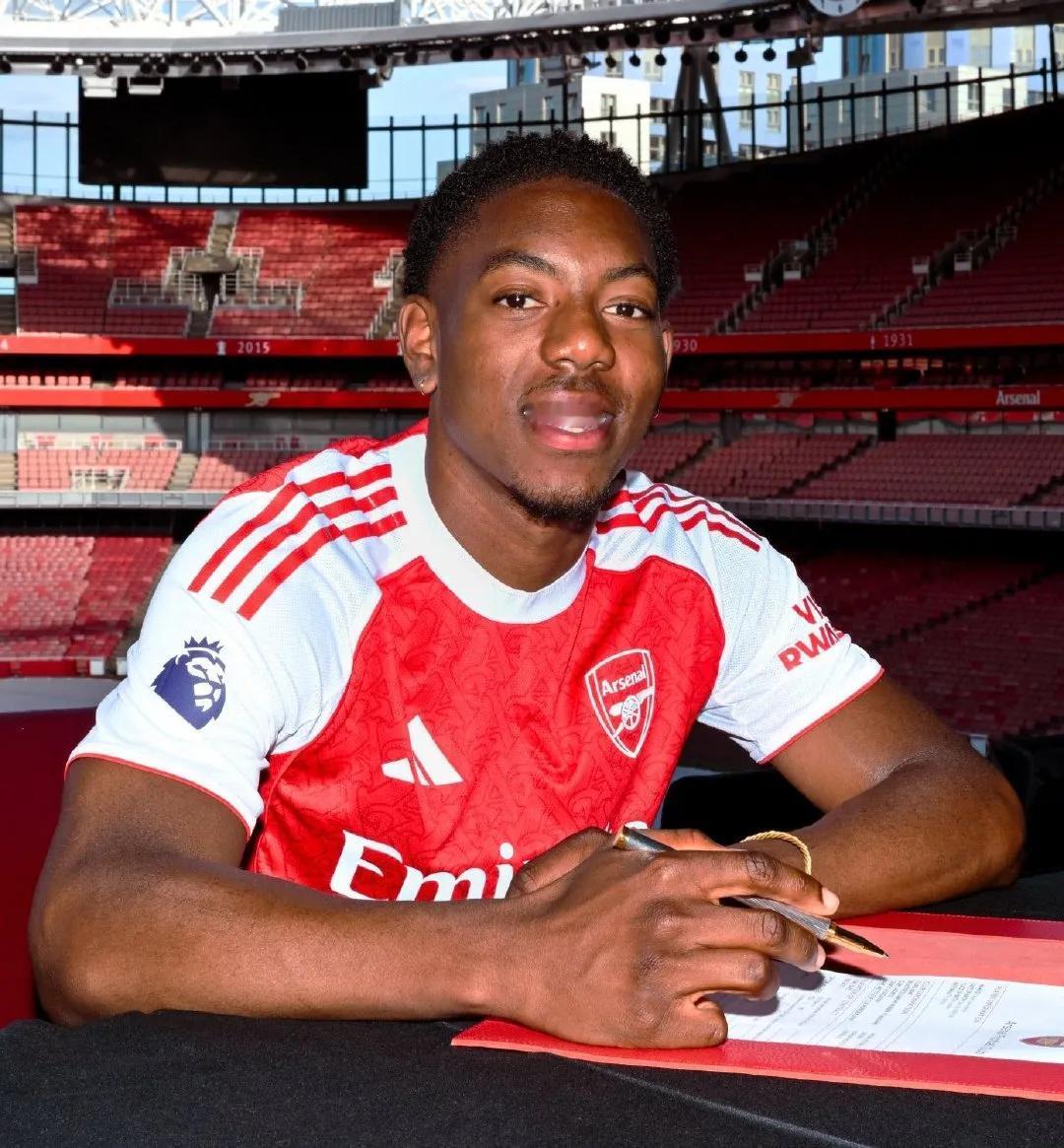 刘易斯-斯凯利，曼联左后卫的优质预备方案！

       卢克肖年事已高，加上