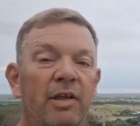 一位在柬埔寨的美国男子史蒂夫·海德向特朗普喊话，要求政治部长赫格塞斯部署美军制止