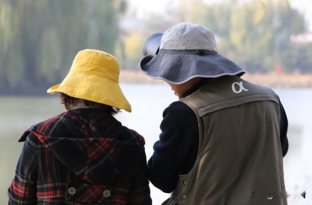 我觉得应该提高农民养老金，咱不能说要大幅，但最起码也得适当提高。
我家农村就亲戚