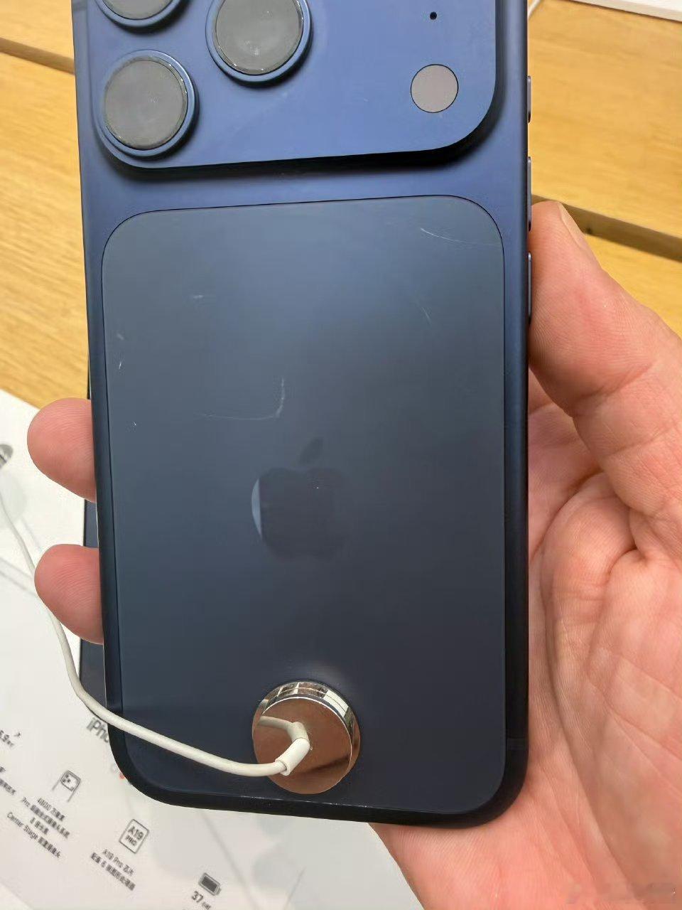 iPhone17Pro划痕还得是钛金属强度更高一些[doge]不过狗蛋挺好奇这不