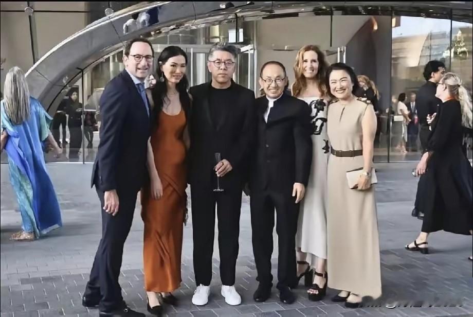 潘石屹和张欣夫妇自2022年辞去SOHO中国董事会主席和行政总裁职务后，两人现在