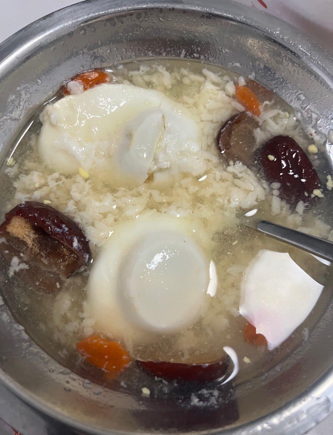 早起忙活了大半天，更换清洗床品被套，清扫家务。带着两孩子去理发，买了蛋糕，吃了小