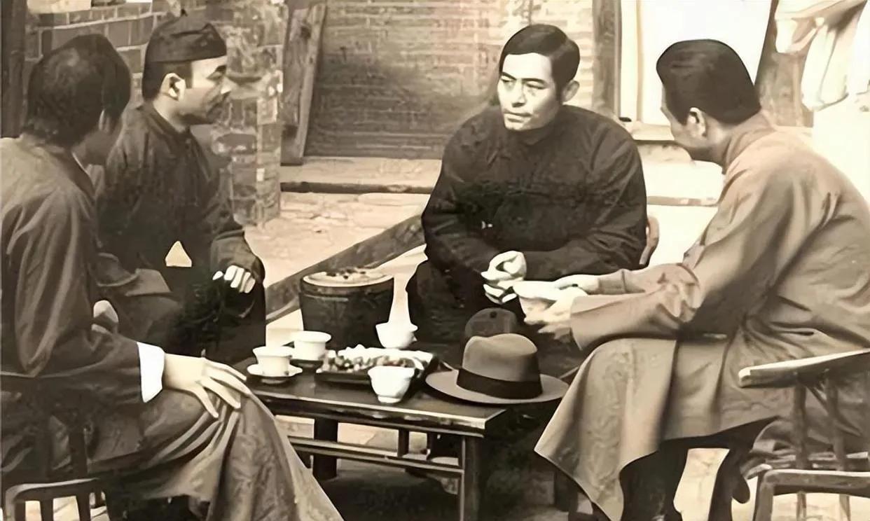 1942年，敌人监狱里，浑身是伤的地下党赵兴兰蜷缩在墙角，突然，送饭的日伪军冲他