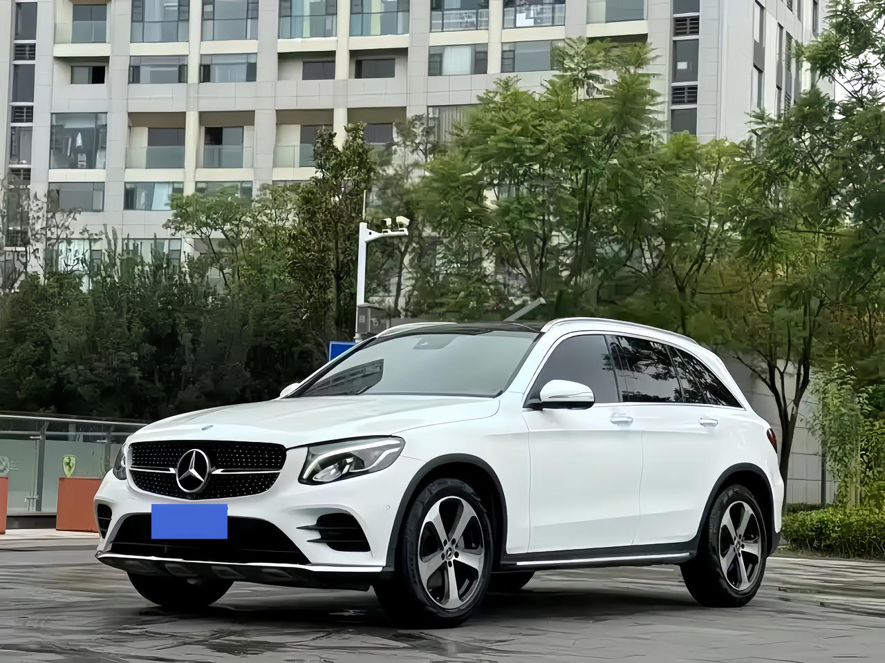 20—30万买二手奔驰GLC轿跑，我会先确认自己能接受后排头部，再谈颜值。
奔驰