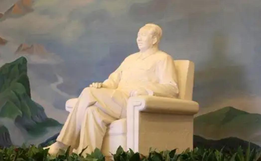 1977年，一尊刚刚落成的毛主席汉白玉坐像，正静静地安放在纪念堂北大厅，却在一夜